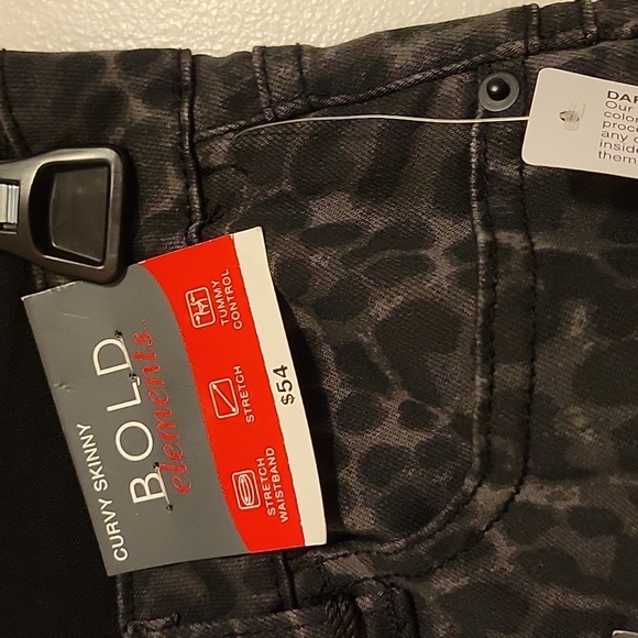 NWT: BOLD elements Cut to Curve Skinny Jeans - Picture 3 of 15